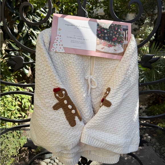 Cupcakes And Cashmere Christmas Gingerbread Tree Skirt - Picture 4 of 4